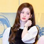 <b>설윤</b> ㄹㅇ 인형같음