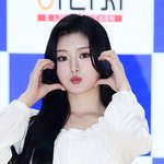 피프티피프티 아테나 ‘볼 빵빵 볼하트’ [<b>MK</b>포토]