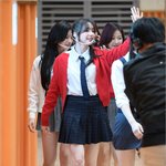 [<b>MD</b>포토] 피프티피프티 문샤넬 '반갑게 학생들에게 인사'