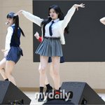 [<b>MD</b>포토] 피프티피프티 아테나 '스쿨룩 입고 멋진 공연'