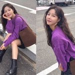 박하나, <b>도심</b> 속 힐링 타임? 감각적인 보랏빛 니트 F/W 데일리룩...