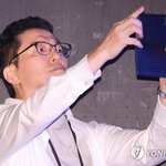 피프티피프티 무대 촬영하는 어트랙트 전홍준 대표