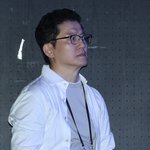 피프티피프티 무대 지켜보는 <b>전홍준</b> 대표