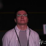 무대 뒤에서 조용히 피프티피프티 응원하는 <b>전홍준</b> 대표