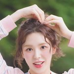 웬디, ‘팬들에게 <b>리본</b>피스 못 보여줘서 미안하다고 꼭 찍어달라는...