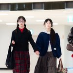 [T포토] 아이브 레이-이서 '손 꼬~옥 잡고 걸어요'