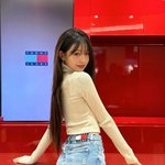 아이브 장원영, 미니스커트로 뽐낸 완벽한 뒷라인