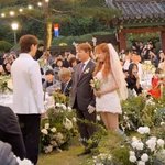용준형︎' 현아, 초미니 드레스에 빨간구두 신고 버진<b>로드</b> 걸었다