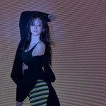 '골반뽕' 의혹 잠재운 명품 몸매...<b>브라탑</b> 입고 '볼륨감' 자랑