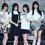 [김도헌의 음감] QWER, 가짜의 어제와 진짜의 내일