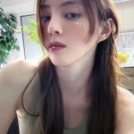 파란 <b>컬러</b>렌즈에 피어싱...한소희, 독보적 분위기 자랑