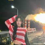 있지 예지, 복근 노출+섹시 눈빛...어둠 밝히는 치명적 매력