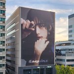 강남 한<b>복판</b>에 졸라 초대형으로 걸린 남돌 사진