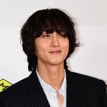 한지민' 최정훈, 겹경사 터졌다…결혼식에서 마이크 잡고 신났네