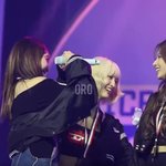 거리조절 실패로 찐으로 뽀뽀한 나연&amp;<b>사나</b>