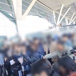 [모두드루와] 공항에서 팬들 가방 잡아끌고 <b>팔</b> 때리는 기자