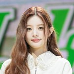 [현장포토] "인간 복숭아"...민주, 달콤한 미모