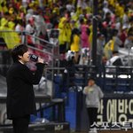 [<b>ST</b>포토] 규현, KS 1차전 애국가