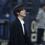 .[포토<b>S</b>] 슈퍼주니어 규현, '한국<b>시리즈</b> 1차전 애국가 부르며'