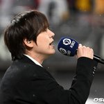 [사진]한국시리즈 1차전 애국가 부르는 규현