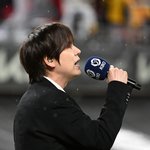 [사진]한국시리즈 1차전 애국가 부르는 규현,'감미로운 목소리'