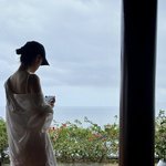 아이유, 할머니와 여행 떠난 <b>효녀</b>‥휴양지 달군 청순함