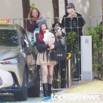 선물해준 인형 들고 사랑스럽게’ (<b>동물</b>농장 출근길) [HD포토]