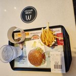 오늘(10/23) 맥도날드에서 햄버거 먹기 전 기념촬영 찰칵