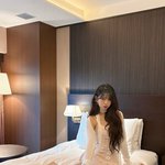 [모두드루와] 장원영, <b>침대</b> 위에서 깜찍 포즈..바비인형 실제 모델...