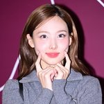 [드루와] [현장포토] "예쁨이 콕!"…나연, 심쿵 눈맞춤