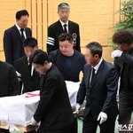 故 김수미 <b>운구</b>하는 장동민-윤정수-정준하[포토]