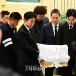 [포토] 故 김수미 <b>발인</b> 운구하는 후배 동료들