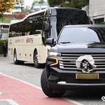 故 김수미 <b>발인</b> 엄수, 장례식장 나서는 운구차[포토]