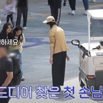 거리에서 음료 판매원인 척 하는 남돌 비주얼