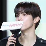 강나언과의 열애 <b>질문</b>에 답하는 김우석