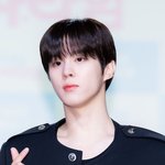 [T포토] 강나언과 열애인정 김우석, '<b>시크</b>한 손하트'