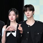 ‘열애’ 김우석강나언, 첫 공식석상에 긴장? 커플샷 無 <b>침울</b>한 포토타임