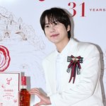규현, <b>위스키</b>와 함께 하트 [포토엔HD]