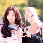 [현장포토] "오늘 지젤 생일!"...카리나·지젤, 깜찍한 축하법