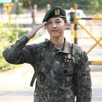 연예인 군복무 <b>모범</b>사례는 송중기, 김수현 인듯