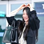 [사진]신예은, <b>리본</b> 하트에 수줍은 미소