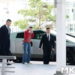 사이버트럭에서 하차하는 지드래곤 [<b>MK</b>포토]