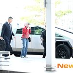 ‘따끈따끈한 임시번호 판 달고 온 사이버 트럭에서 하차’[포토엔<b>HD</b>]