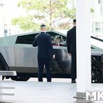 지드래곤 ‘사이버트럭 탑승 포착’ [<b>MK</b>포토]