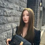 이세영 <b>카키</b>빛 생머리 변신, 고혹미 물씬 비주얼