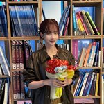 [댓글부탁해] 러블리즈 <b>유지애</b>, 빅사이즈 꽃다발 들고 행복한 미소…'4분...