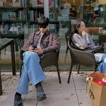 김무열윤승아, 일본여행서 <b>남남</b>처럼 앉아있기...현지에 녹아든 韓연예인...