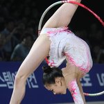 허리를 꺾는 <b>리듬</b>체조 동작