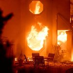 [속보] 美 덮친 ‘악마의 바람’…산불로 <b>LA</b> 일대 1만명 대피령