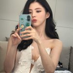 한소희, 하얀 드레스로 파격 노출… 섹시美 물씬